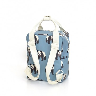 Dos du sac à dos à motifs de multiples pandas noirs et blancs sur un fond bleu ciel par Studio Ditte