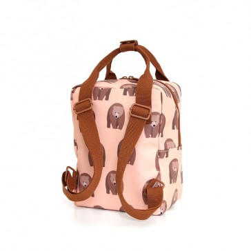 Dos du sac à dos à motifs d'ours bruns sur un fond rose par Studio Ditte