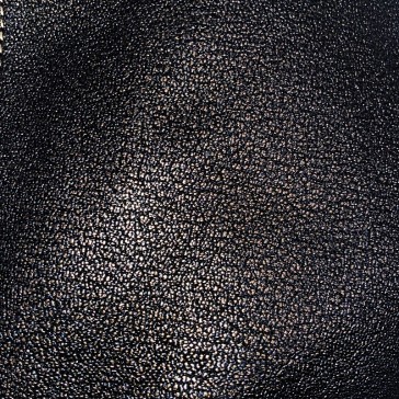 Détail du sac baguette de couleur noir façon métal par Bandit Manchot