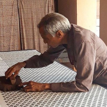 Technique du block print réalisée par un artisan indien sur du voile de coton pour Maison Pouic