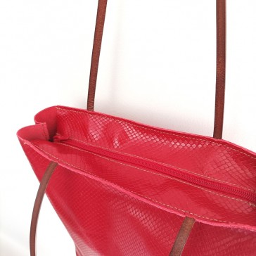 Fermeture zippée du tote bag en cuir "Façon écaille rouge" de Bandit Manchot