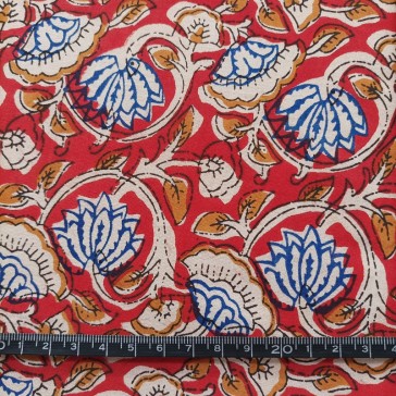 Tissu indien à arabesques de fleurs bleues et beiges sur fond bordeaux vendu à la coupe par Maison Pouic