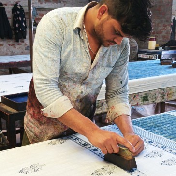 Artisan indien imprimant du voile de coton photographié par Maison Pouic