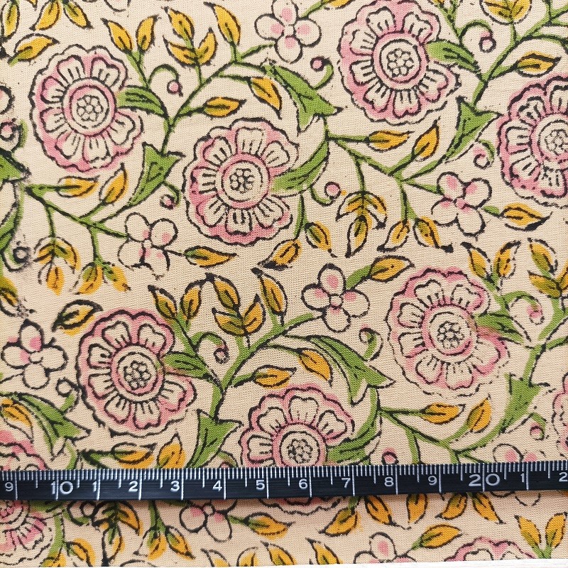 Tissus indien à motif de fleurs roses et feuillage vert sur fond beige vendu à la coupe par Maison Pouic