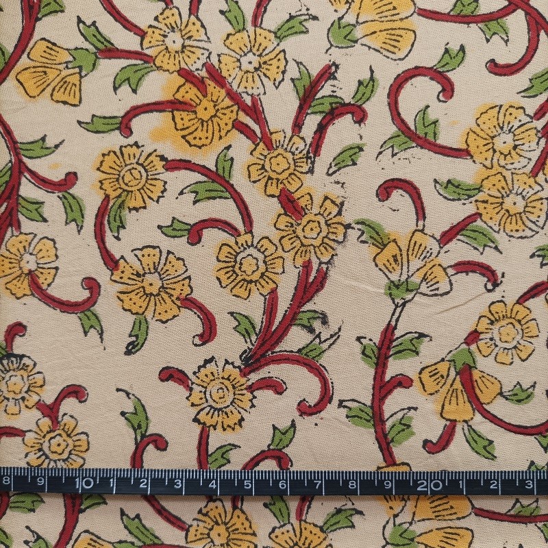 Tissu indien à fleurs jaunes, à tiges bordeaux et feuilles vertes sur fond beige vendu à la coupe par Maison Pouic