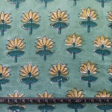 Tissu indien avec des fleurs de nénuphars jaunes sur un fond vert vendu à la coupe par Maison Pouic