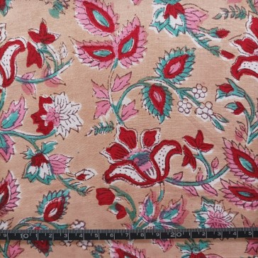 Tissu indien en voile de coton à motifs de fleurs rouges et turquoise sur fond bois de rose vendu à la coupe par Maison Pouic