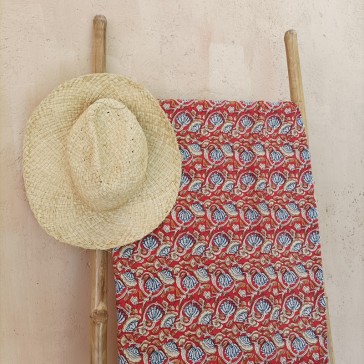 Tissu indien à arabesques de fleurs bleues et beiges sur fond bordeaux vendu à la coupe par Maison Pouic