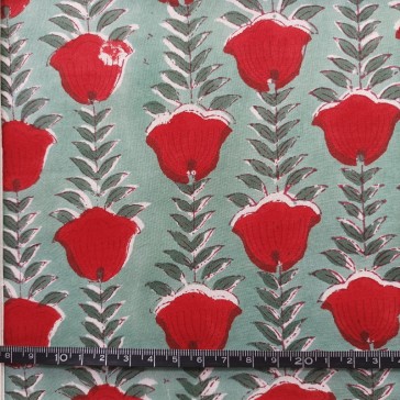 Voile de coton indien à motifs de fleurs rouges sur fond bleu vendu à la coupe par Maison Pouic