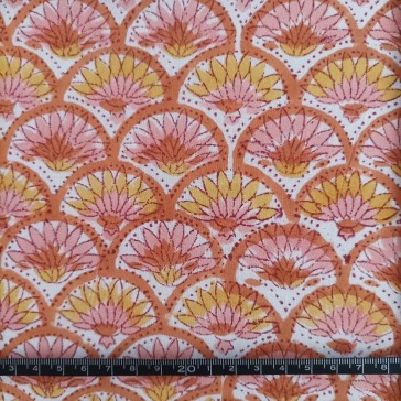 Tissu indien en voile de coton vendu à la coupe par Maison Pouic à motifs de palmes roses, jaunes et orange