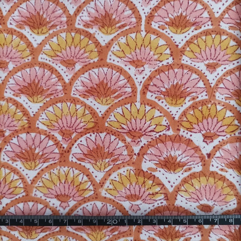 Tissu indien en voile de coton vendu à la coupe par Maison Pouic à motifs de palmes roses, jaunes et orange