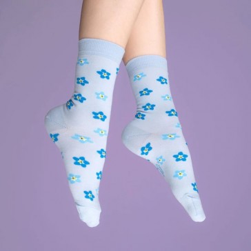 Chaussettes à fleurs de myosotis bleu par Coucou Suzette