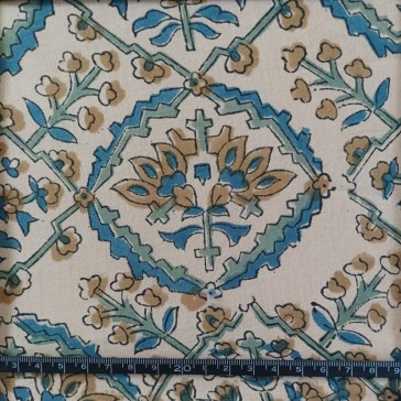 Voile de coton indien à formes géométriques et fleurs bleues et camel sur fond beige vendu par Maison Pouic