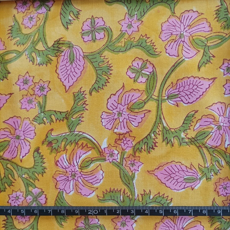 Voile de coton indien à fleurs roses et tiges vertes sur fond jaune