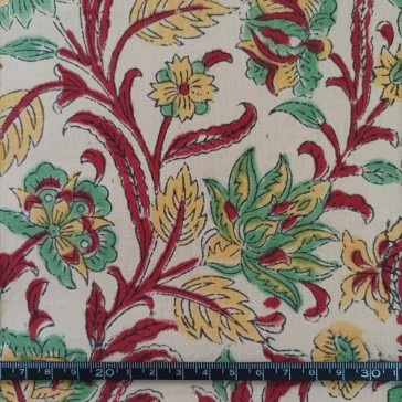 Tissu indien à fond beige, fleurs vertes et feuilles et tiges bordeaux et jaunes vendu à la coupe par Maison Pouic