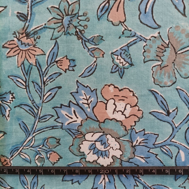 Tissu indien imprimé à la main à fleurs bleues et camel sur fond bleu vendu à la coupe par Maison Pouic