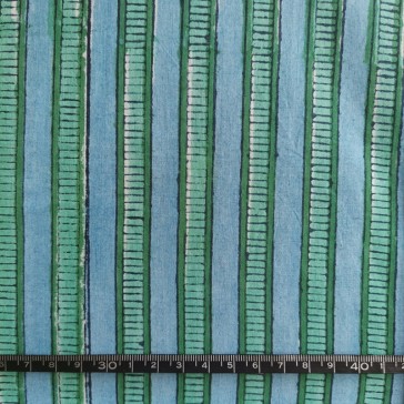 Tissu indien à rayures verticales vertes sur fond bleu vendu à la coupe par Maison Pouic