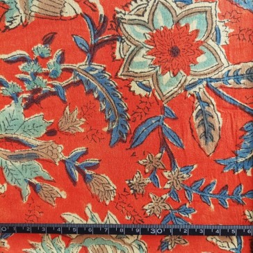 Voile de coton indien imprimé au tampon fond orange à fleurs vert d'eau et bleues vendu à la coupe par Maison Pouic