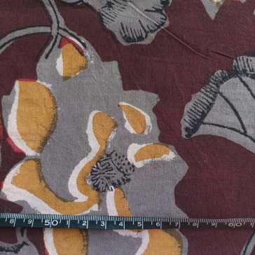 Coton indien imprimé au tampon de bois à motifs de grosses fleurs grises et beiges sur fond marron