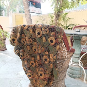 khadi tissé et teint à la main en Inde, motifs floraux beiges, noirs , vert foncé sur fond marron