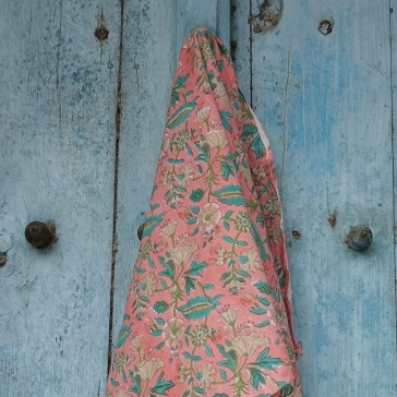 tissu indien imprimé au tampon rose à fleurs bleues