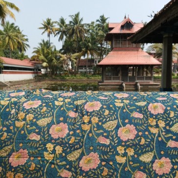 Coton indien imprimé au blockprint à fleurs roses et jaunes sur un fond bleu foncé