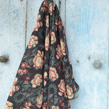 Coton indien imprimé au block print à fleurs camel, rouille et indigo sur fond noir