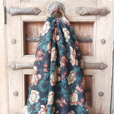 Coton indien imprimé au tampon de bois à motifs de fleurs beiges, rouille et indigo sur fond noir