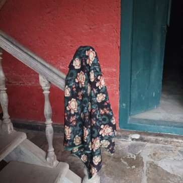 Coton indien imprimé au tampon de bois à motif de fleurs beiges, rouille et indigo sur fond noir