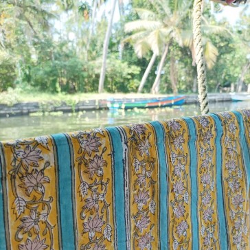indienne bandes de motifs floraux beiges sur fond jaune et rayures bleues