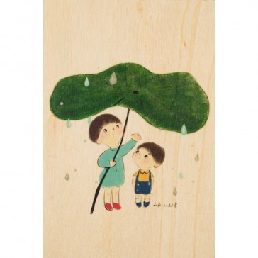 Carte postale en bois d'érable avec deux enfants sous une feuille de nénuphar par Woodhi