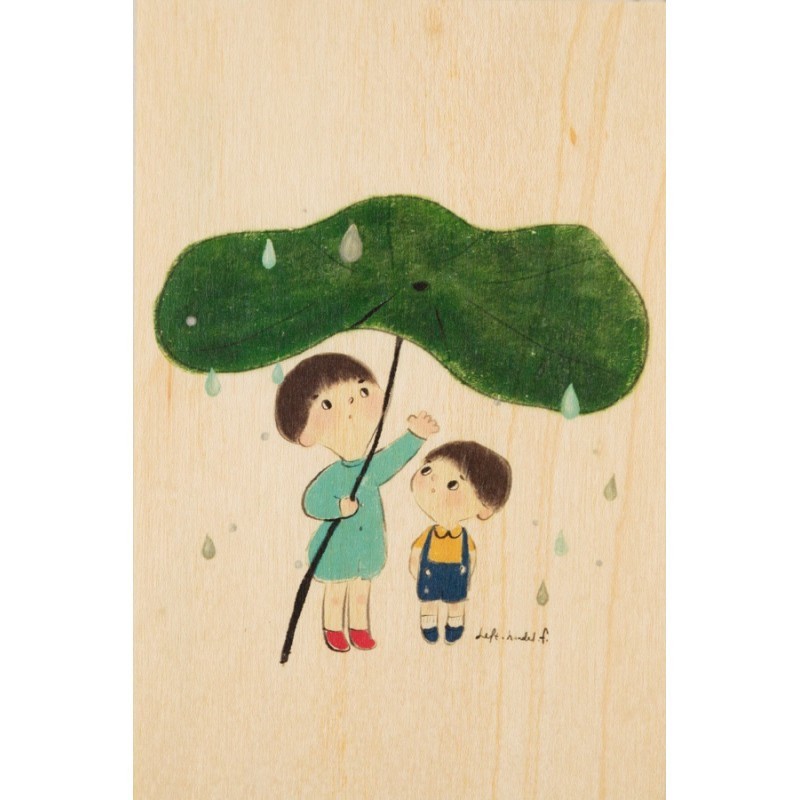 Carte postale en bois d'érable avec deux enfants sous une feuille de nénuphar par Woodhi