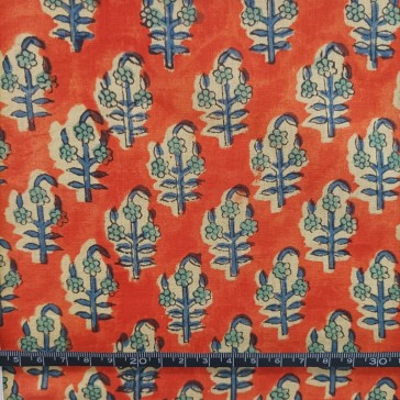 Indienne à motifs répétitifs de fleurs bleues sur fond orange vendue à la coupe par Maison Pouic