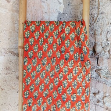 Voile de coton indien à fond orange et motif répétitif de fleurs bleues vendu à la coupe
