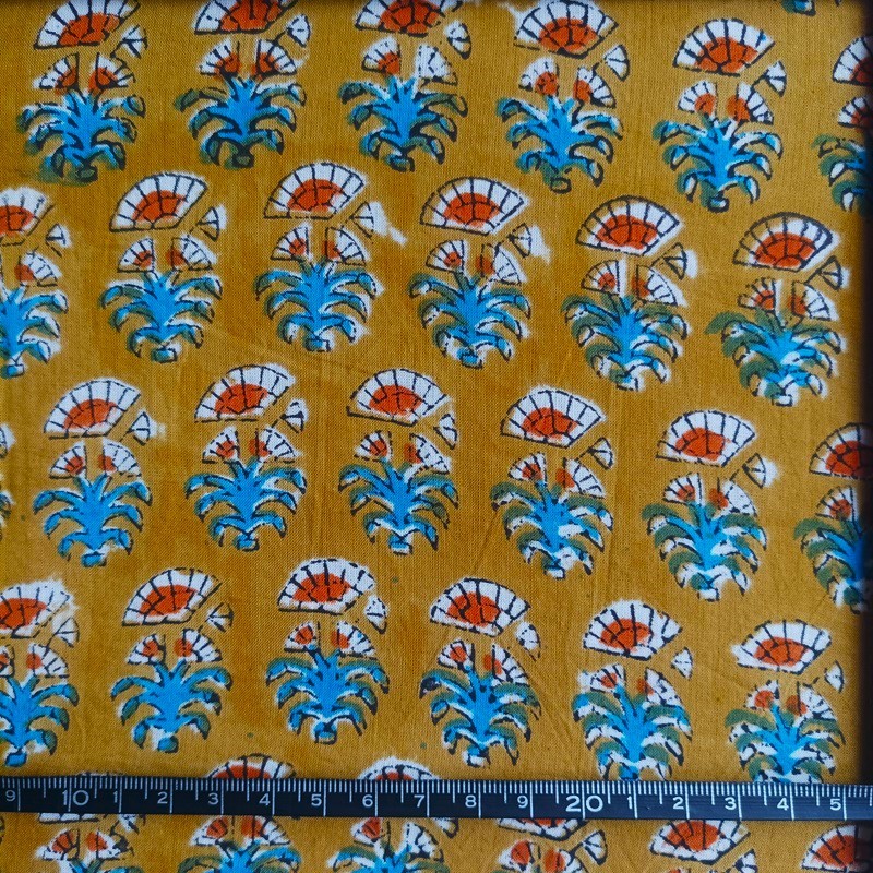 coton indien motif fleurs stylisées bleues et marron sur fond ocre