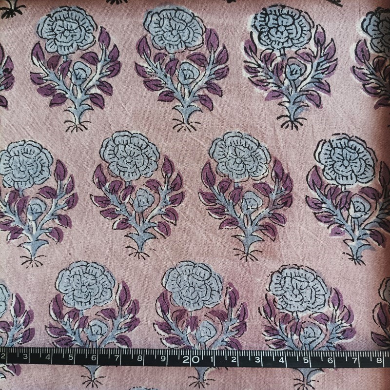 Coton indien à motif de petites fleurs violines et mauves sur fond mauve, vendu à la coupe par Maison Pouic