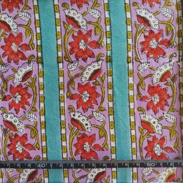 Coton indien imprimé au tampon de bois à bandes de motifs floraux rouges sur fond mauve et grosses rayures bleues