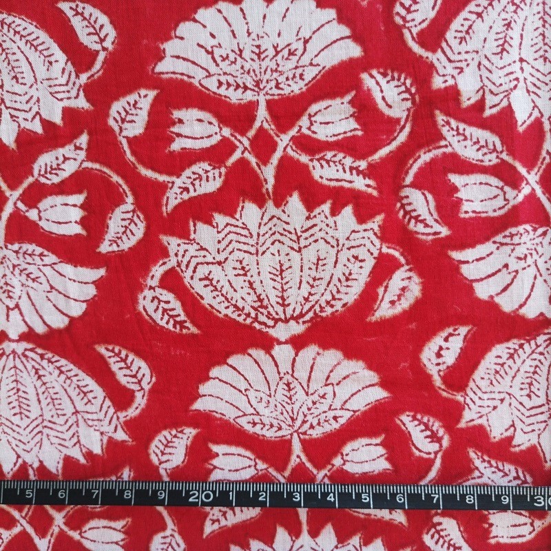 Voile de coton indien à motif de fleurs blanches stylisées sur fond rouge