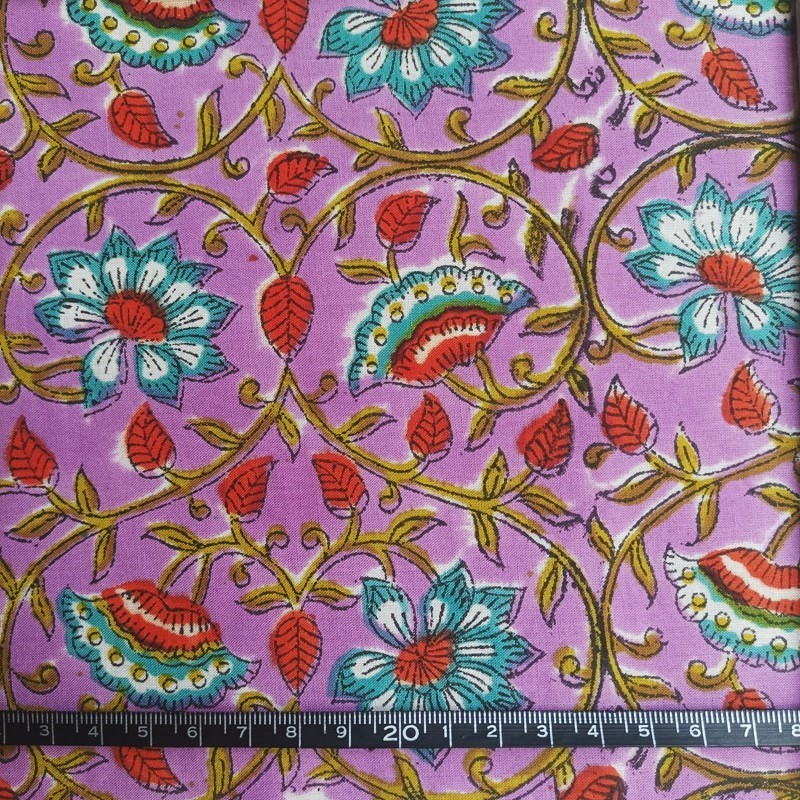 Coton indien à petites fleurs rouges et turquoise sur fond violet