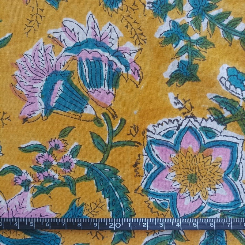 Coton indien imprimé au tampon de bois représentant des fleurs bleues et roses sur fond jaune