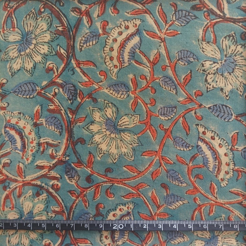 Indienne en voile de coton avec entrelacs de fleurs bleues et de tiges oranges sur fond bleu
