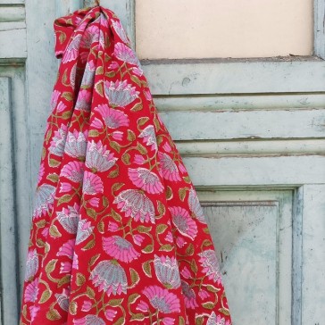 Tissu indien à fleurs roses et bleues sur fond rouge vif