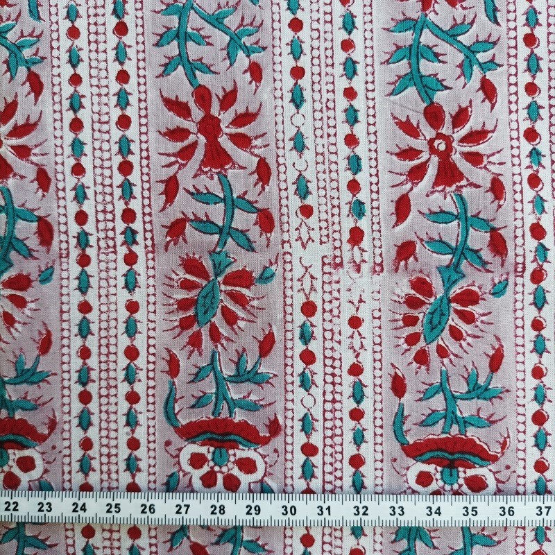Tissu indien représentant de petites et grandes frises aux motifs floraux rouges et bleus sur fond rose pâle