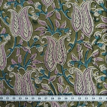 Tissu indien à fleurs roses et beiges et tiges bleues sur fond vert olive