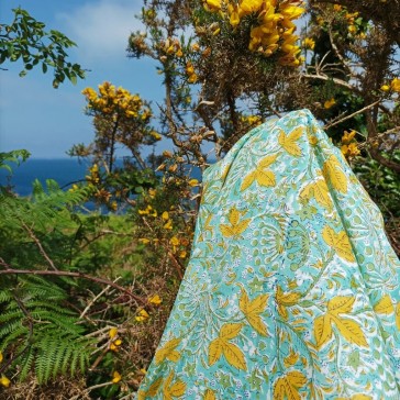 voile de coton indien fond bleu ciel, feuilles jaunes, tiges et fleurs vertes