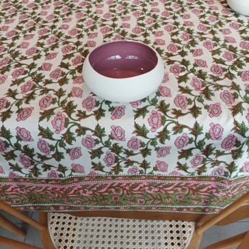 Nappe en coton indien fleurie dans les tons de rose, vert et marron, et bordée d'une large frise