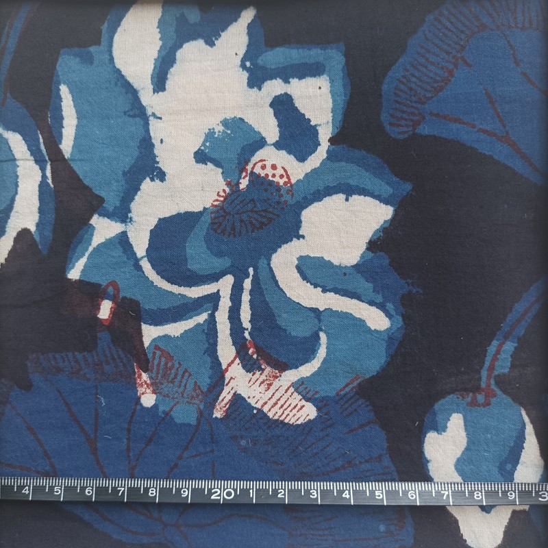 veritable coton indien grosse fleur bleue et beige sur fond noir veritable coton indien grosse fleur bleue et beige sur fond noir