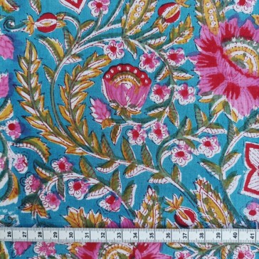 Voile de coton indien à fleurs roses sur fond bleu vendu à la coupe par Maison Pouic