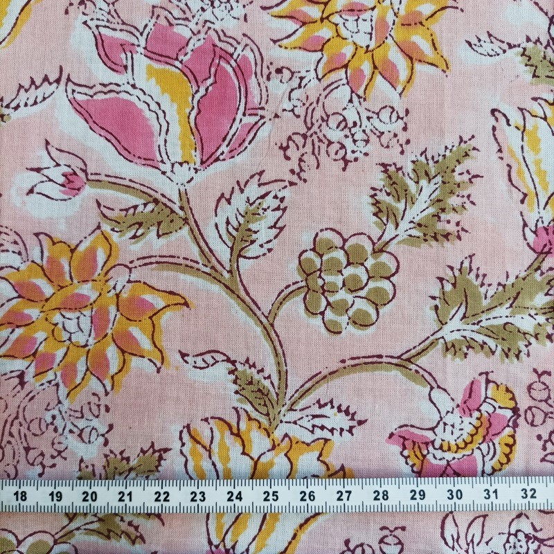 Coton indien à fleurs roses, beiges et orange sur fond rose pâle, vendu à la coupe par Maison Pouic