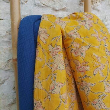 Plaid bleu et jaune réalisé avec la box de couture Maison Pouic